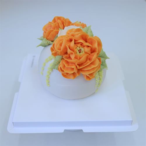 주황 모란을 올린 달항아리 케이크