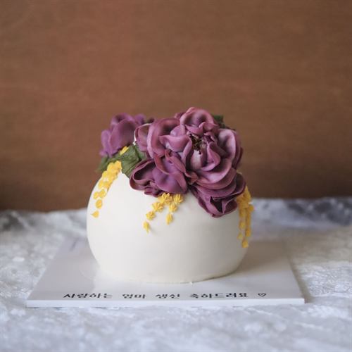 보라 모란을 올린 달항아리 케이크