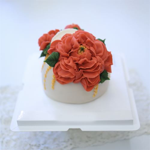 빨강 모란을 올린 달항아리 케이크