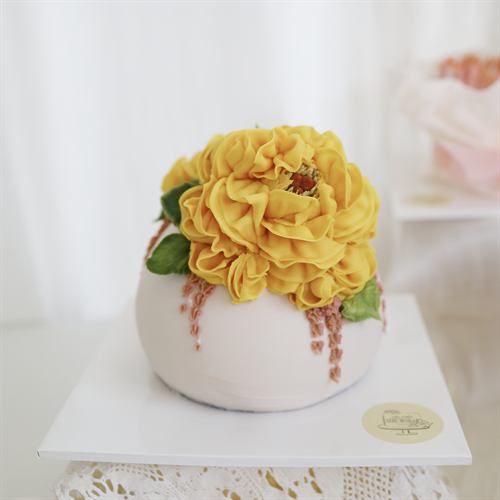 노랑 모란을 올린 달항아리 케이크